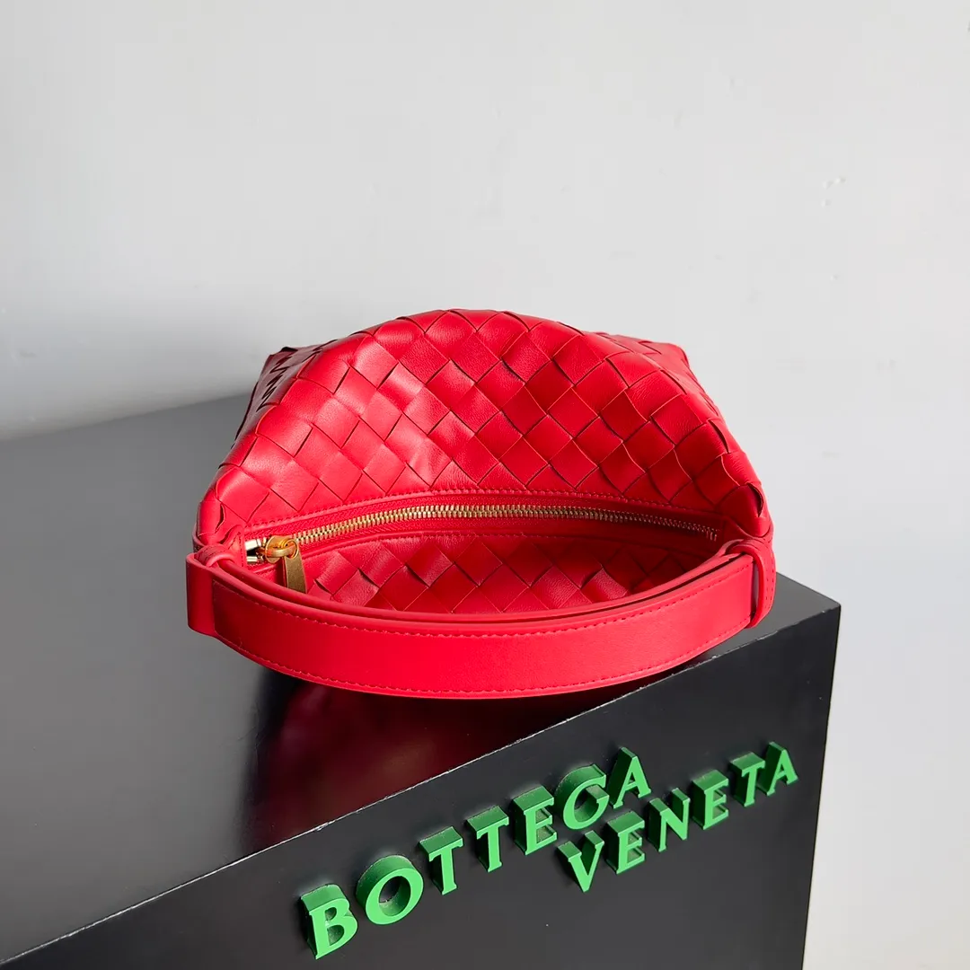 Batch 1360 It is predicted that BV Bottega’s lunch bag will be popular again this year. The entire bag is made of top nappa lambskin, which is very soft and lightweight. It also uses the intrecciato weaving process that the two founders spent several months developing from the beginning of the brand. It is completely hand-woven by Italian craftsmen. It perfectly reflects the craftsmanship of Bottega. The entire bag shape is also a very practical and popular lunch box bag type. The slightly curved arc of the bag mouth can also better fit our wrists. Style number: 754443 Size: 22*13*9